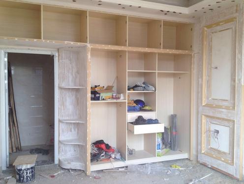 合肥裝修公司：請(qǐng)木工打柜子與定制衣柜哪個(gè)好？(圖1)